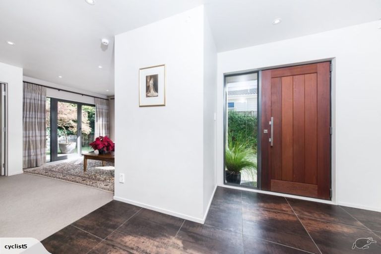 Photo of property in 33a Seacliffe Avenue, Belmont, Auckland, 0622