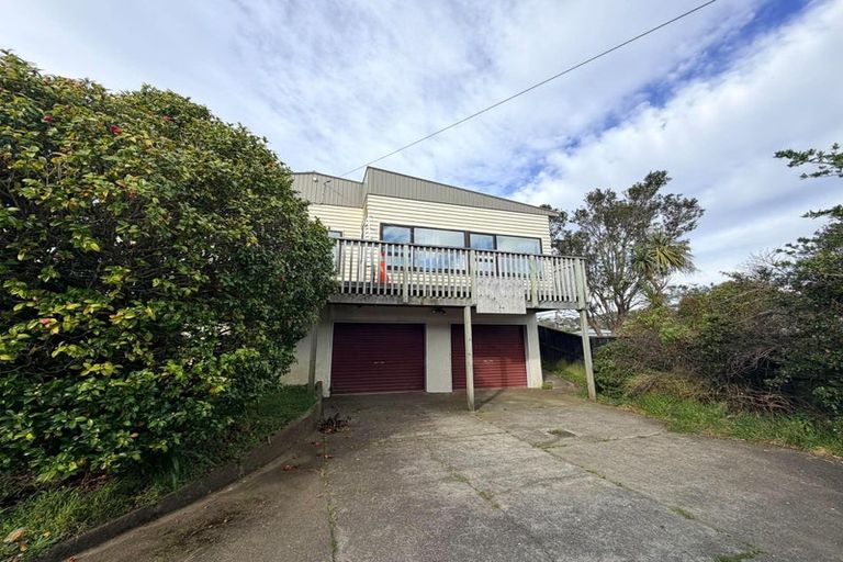 Photo of property in 28 Bassett Road, Johnsonville, Wellington, 6037