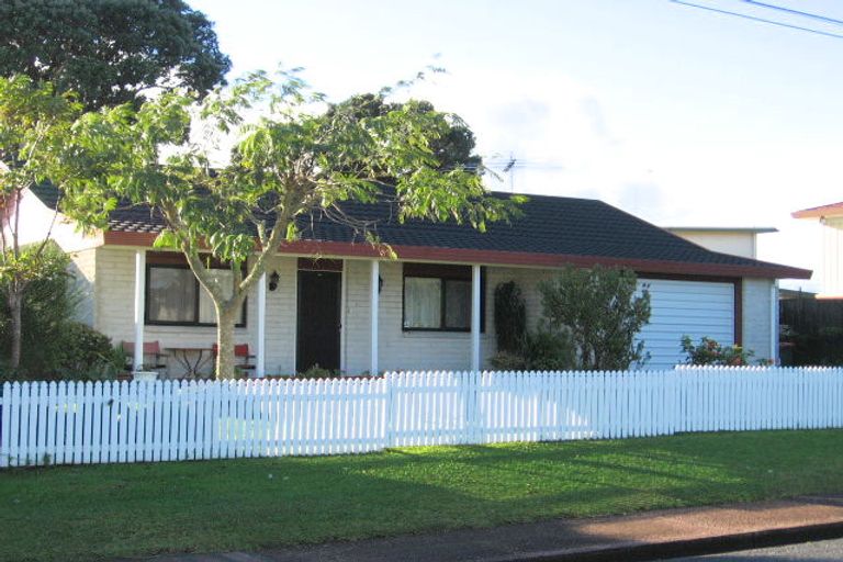 Photo of property in 1/2 Doment Crescent, Orewa, 0931