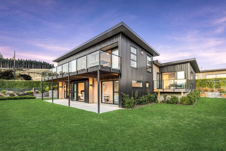 Photo of property in 33 Kirimoko Crescent, Wanaka, 9305