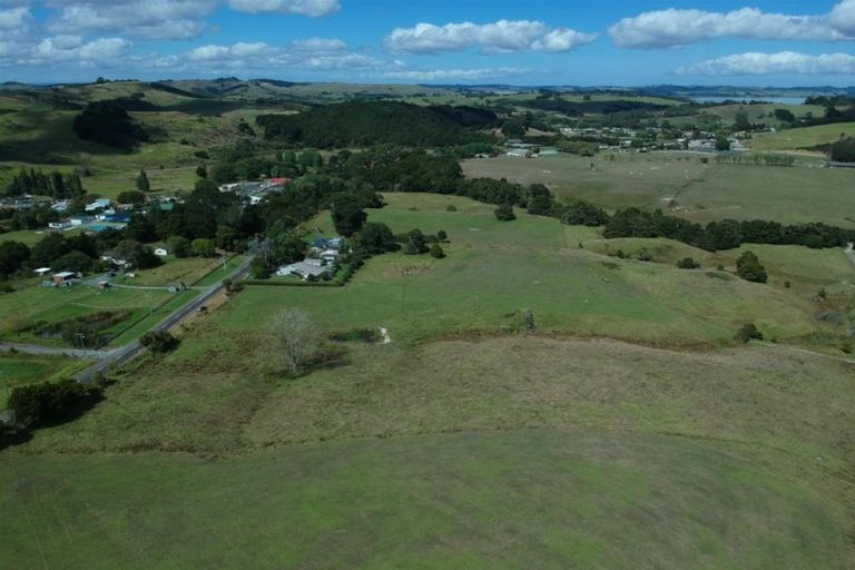 Photo of property in 10 Franklin Road, Paparoa, 0571