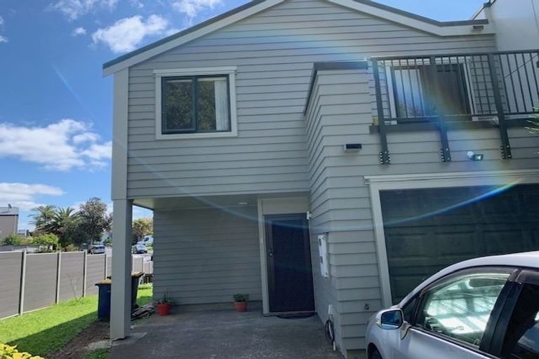 Photo of property in 1/25 Fields Parade, Oteha, Auckland, 0632