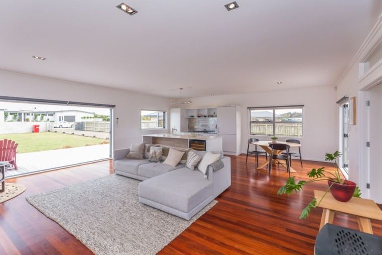 Photo of property in 42a Kent Avenue, Waitarere Beach, Levin, 5510