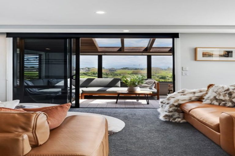 Photo of property in 1/285 Bleakhouse Road, Mellons Bay, Auckland, 2014