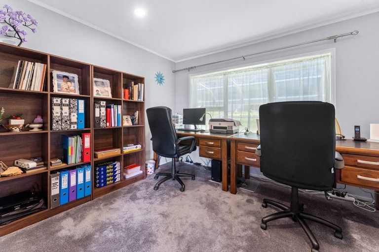 Photo of property in 18 Murano Place, Chatswood, Auckland, 0626