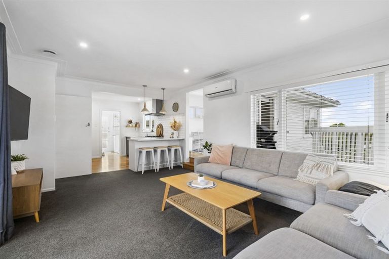 Photo of property in 2/232 East Coast Road, Forrest Hill, Auckland, 0620