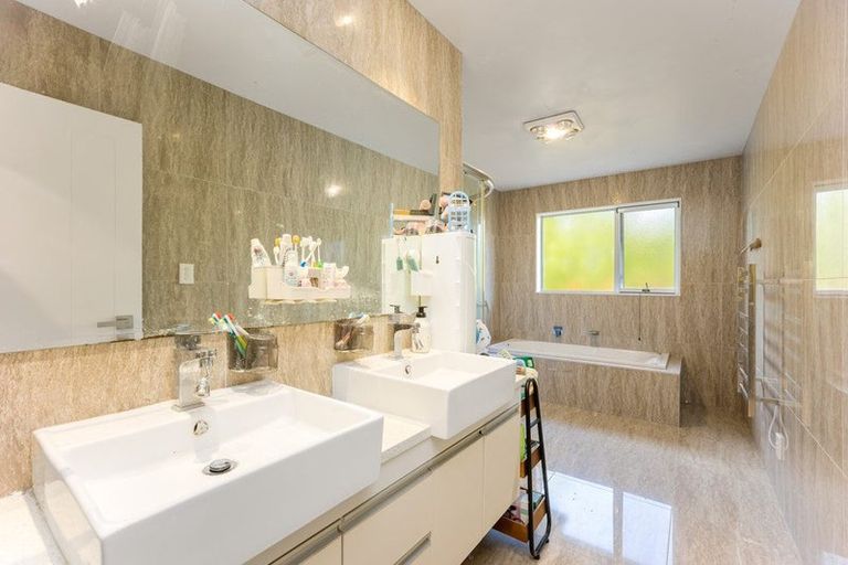 Photo of property in 1b Harrowglen Drive, Northcross, Auckland, 0632