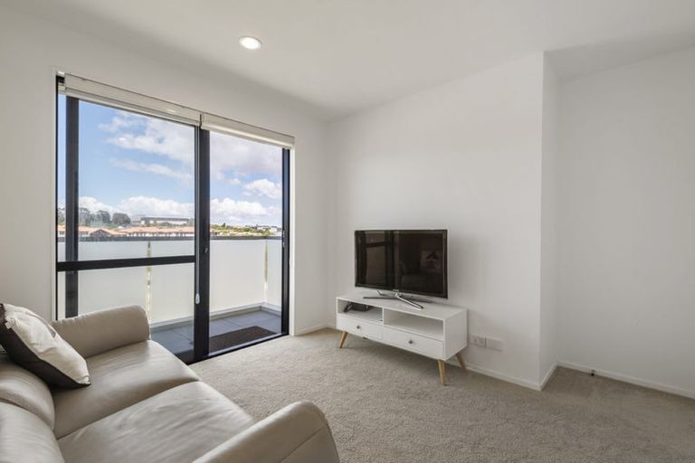 Photo of property in Apollo Apartments, 201/46 Rosedale Road, Rosedale, Auckland, 0632