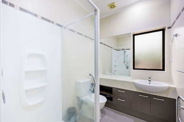 Photo of property in 1 Seresin Crescent, Flat Bush, Auckland, 2016