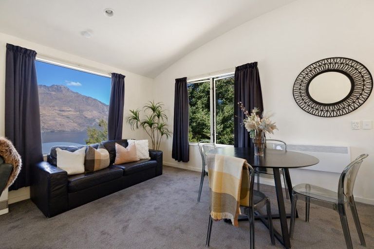 Photo of property in 32 Dart Place, Fernhill, Queenstown, 9300
