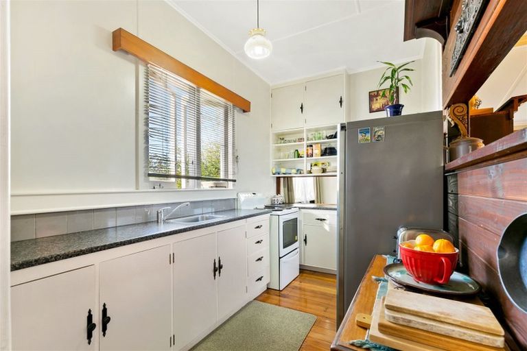 Photo of property in 11 Waikaukau Road, Glen Eden, Auckland, 0602