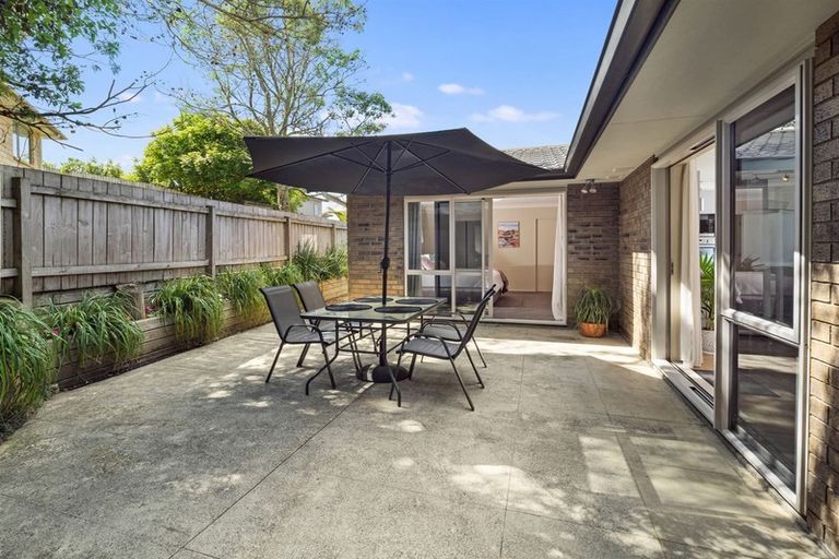 Photo of property in 39 Namsan Close, Fairview Heights, Auckland, 0632