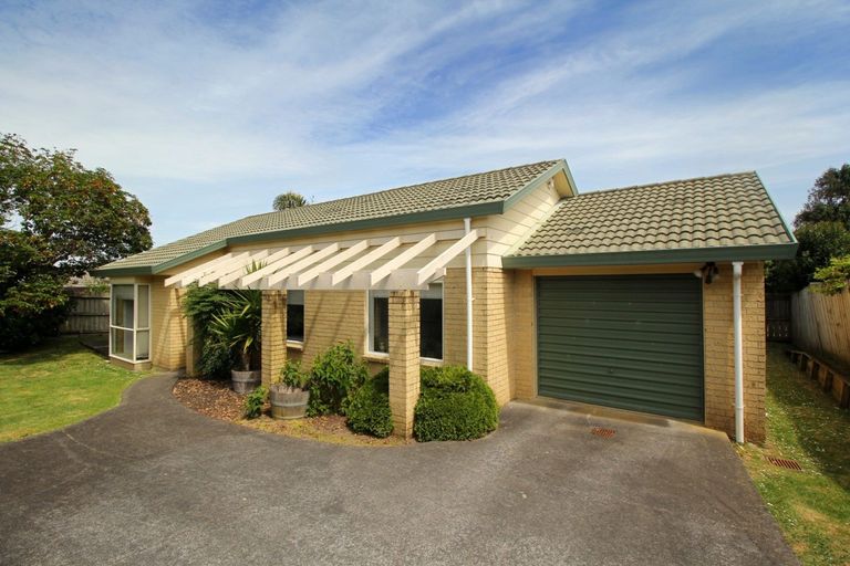 Photo of property in 2/7 Zurich Place, Weymouth, Auckland, 2103
