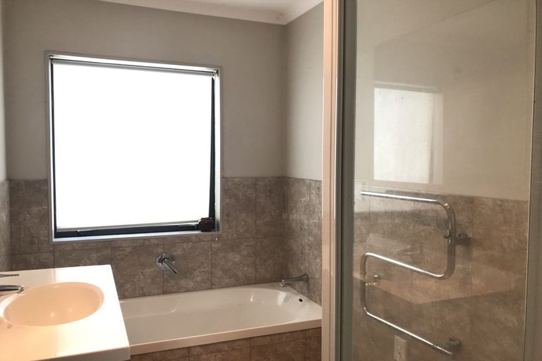 Photo of property in 16 Andover Way, Goodwood Heights, Auckland, 2105