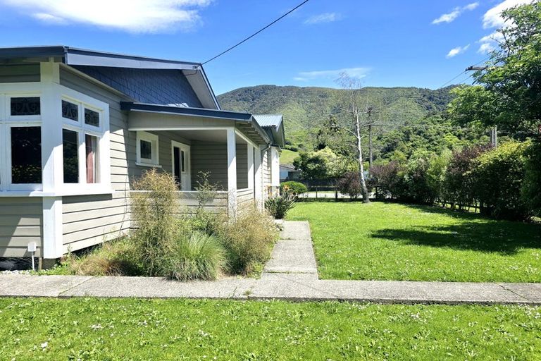 Photo of property in 16 Buller Street, Picton, 7220
