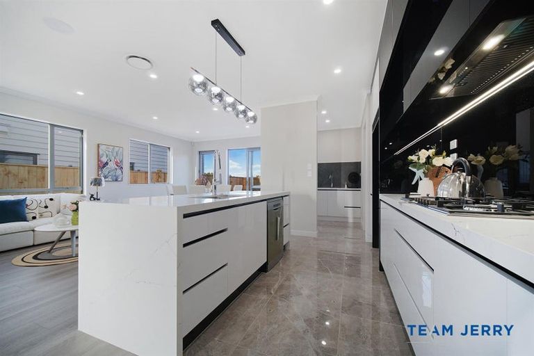 Photo of property in 21 Knockanara Drive, Flat Bush, Auckland, 2019