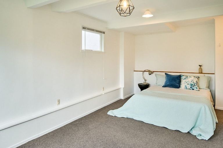 Photo of property in 30 Mana View Road, Paremata, Porirua, 5026