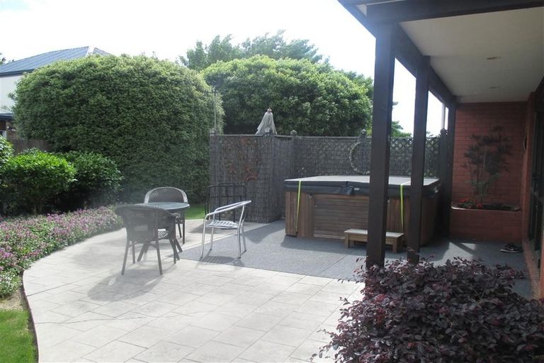 Photo of property in 27 Thornwood Place, Redwood, Christchurch, 8051