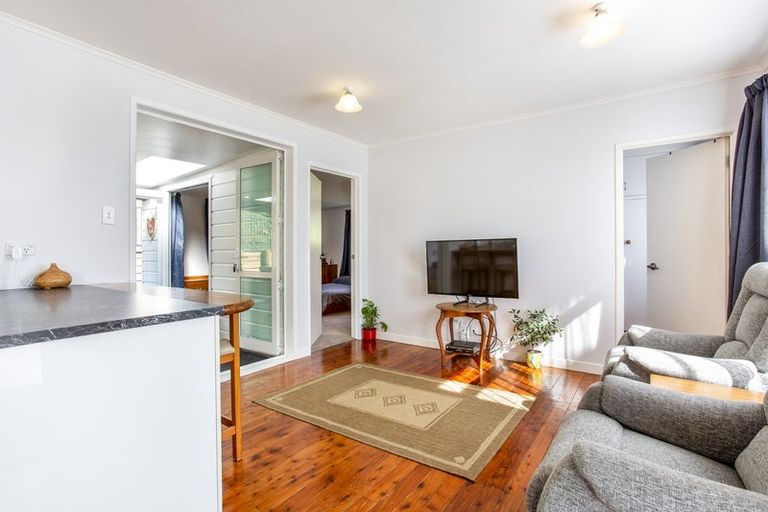 Photo of property in 17 Awaroa Road, Helensville, 0800