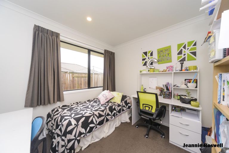 Photo of property in 35 Chestnut Close, Kelvin Grove, Palmerston North, 4414