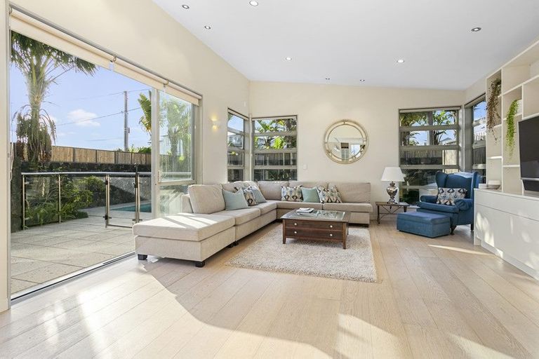 Photo of property in 7 Vaughan Crescent, Murrays Bay, Auckland, 0630