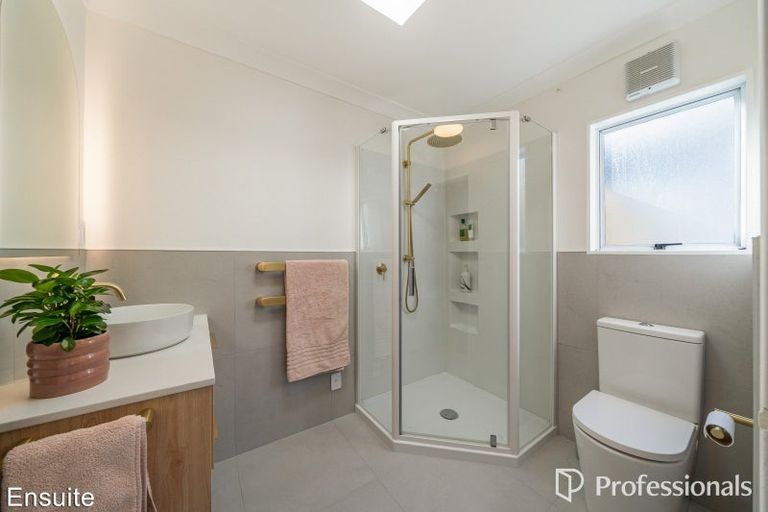 Photo of property in 115 Normandale Road, Normandale, Lower Hutt, 5010