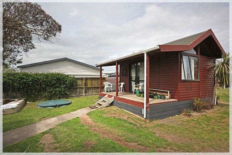 Photo of property in 17 Andresen Street, Foxton Beach, Foxton, 4815