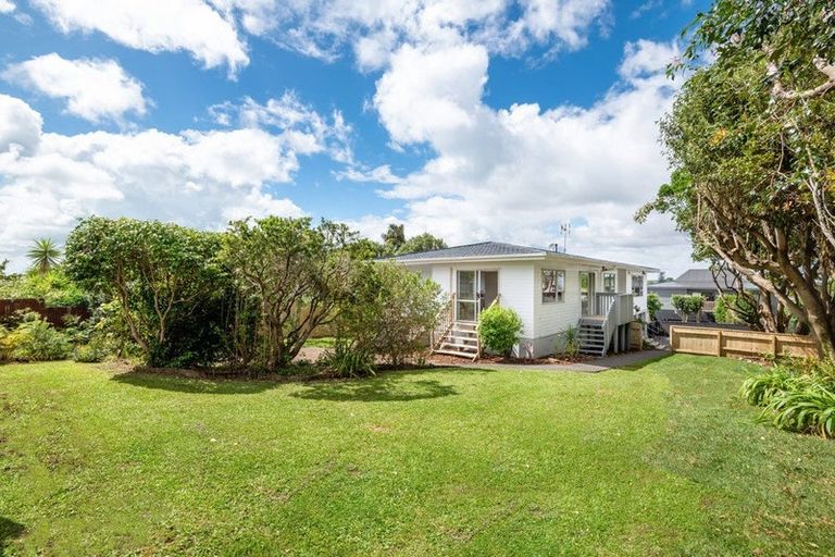 Photo of property in 14 Holdaway Avenue, Northcote, Auckland, 0627