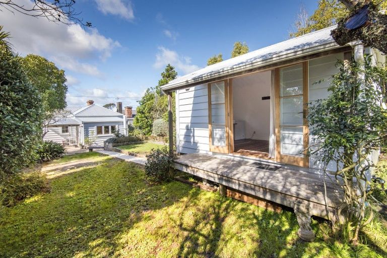 Photo of property in 27 William Bond Street, Stanley Point, Auckland, 0624