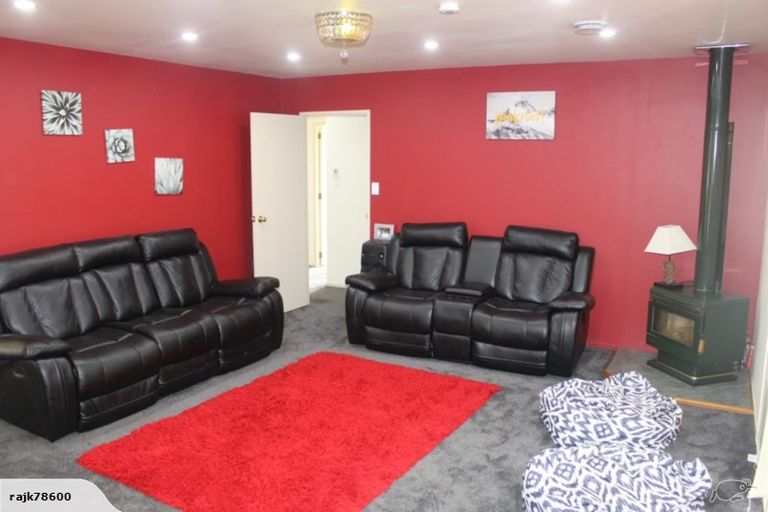 Photo of property in 1/49 Sungrove Rise, Sunnyvale, Auckland, 0612