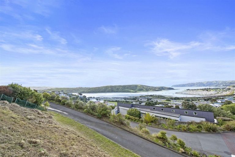 Photo of property in 32 Paremata Drive, Paremata, Porirua, 5024