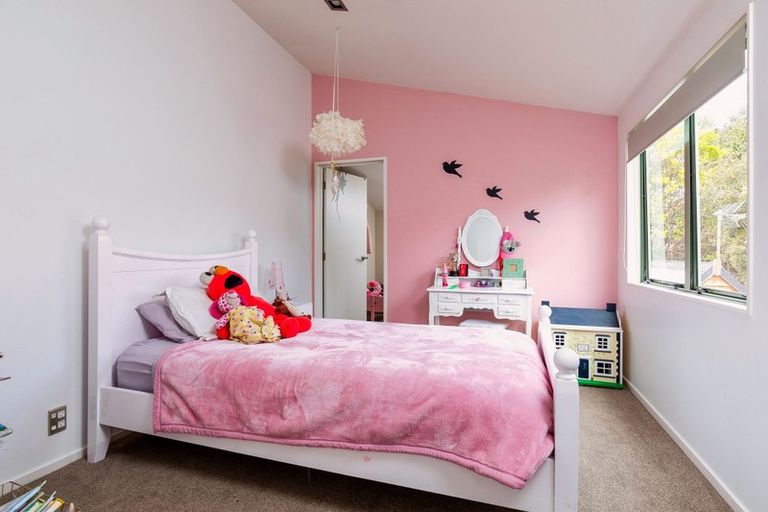 Photo of property in 11a Woodfern Crescent, Titirangi, Auckland, 0604