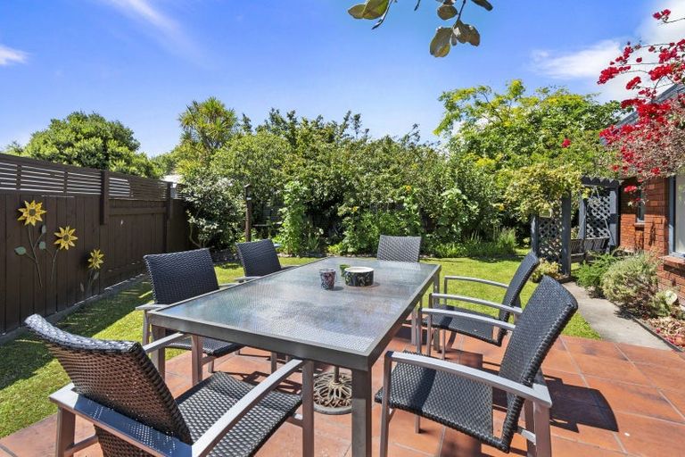 Photo of property in 8 Sunshine Place, Kelvin Grove, Palmerston North, 4414