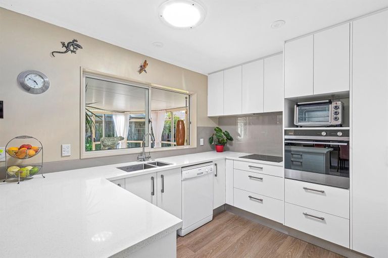 Photo of property in 39 Lakeside Drive, Orewa, 0931