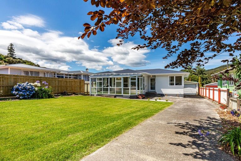 Photo of property in 10 Mimihau Grove, Wainuiomata, Lower Hutt, 5014