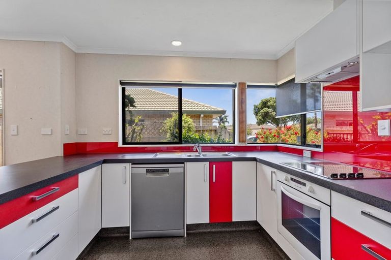 Photo of property in 24 Evansbel Place, Papamoa Beach, Papamoa, 3118