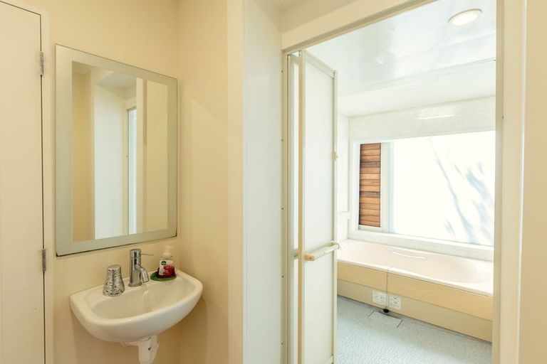 Photo of property in 40 Saint Andrews Square, Strowan, Christchurch, 8052