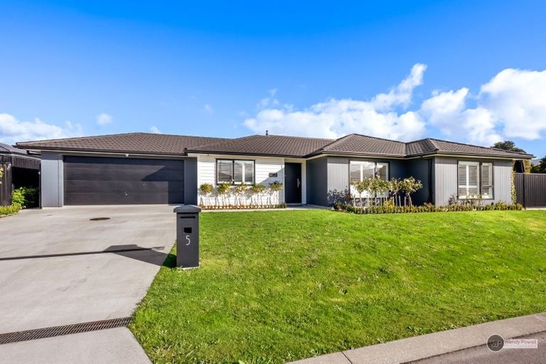 Photo of property in 5 Buddle Road, Wallaceville, Upper Hutt, 5018