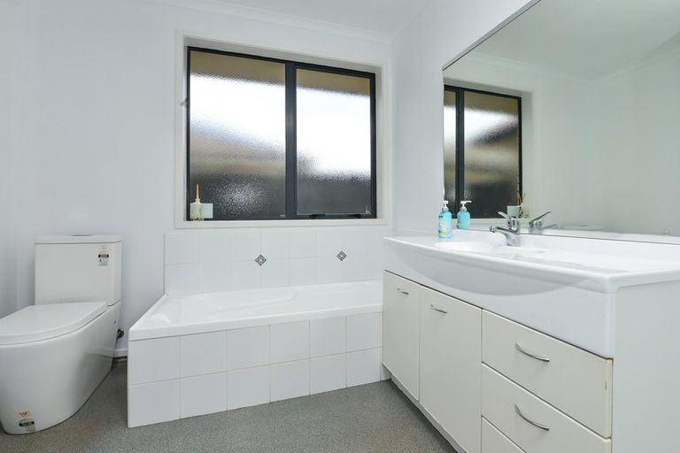 Photo of property in 13 Nobleman Place, Hamilton East, Hamilton, 3216