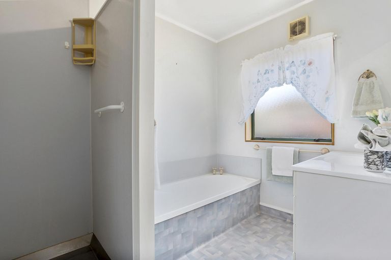 Photo of property in 2/4 Parker Avenue, New Lynn, Auckland, 0600