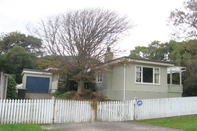 Photo of property in 17 Lincoln Avenue, Tawa, Wellington, 5028