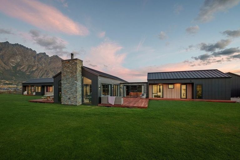 Photo of property in 16 Runholder Rise, Jacks Point, 9371