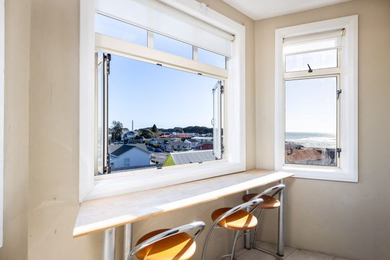 Photo of property in Devonport Apartments, 11/127 Saint Aubyn Street, New Plymouth, 4310