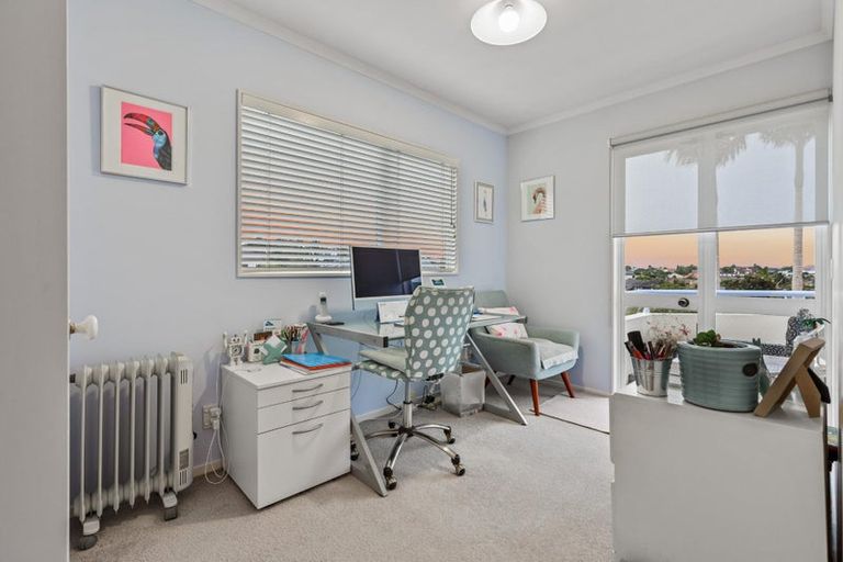 Photo of property in 32 Cherub Place, West Harbour, Auckland, 0618