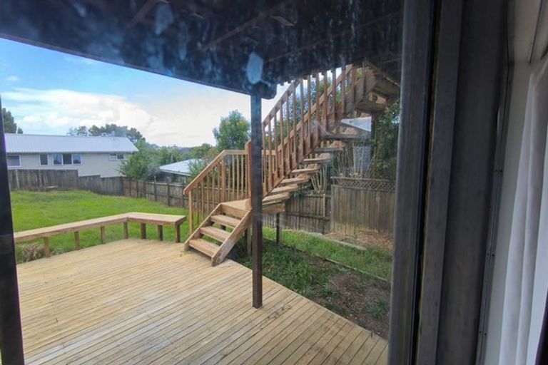 Photo of property in 327 Wairau Road, Totara Vale, Auckland, 0627