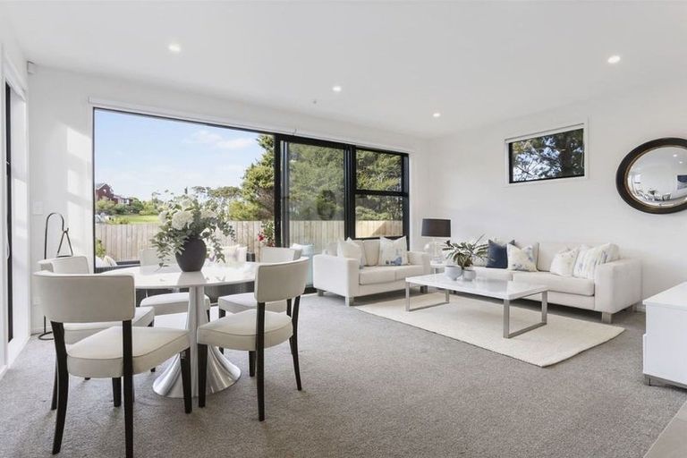 Photo of property in 2/15d Verran Road, Birkenhead, Auckland, 0626