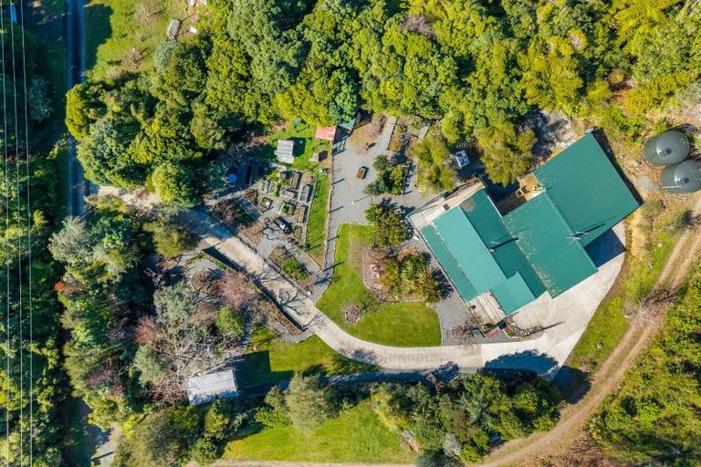 Photo of property in 826 Queen Charlotte Drive, Havelock, Picton, 7281