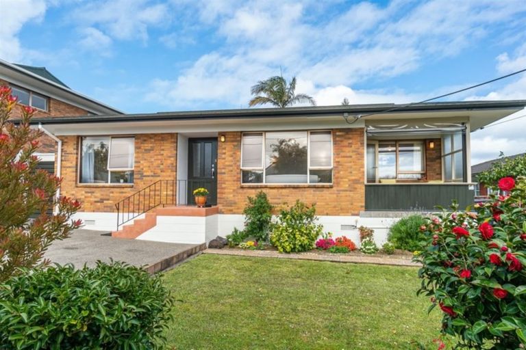 Photo of property in 2/33 Eversleigh Road, Belmont, Auckland, 0622