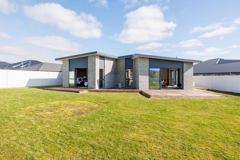 Photo of property in 48 Sardinia Grove, Fitzherbert, Palmerston North, 4410