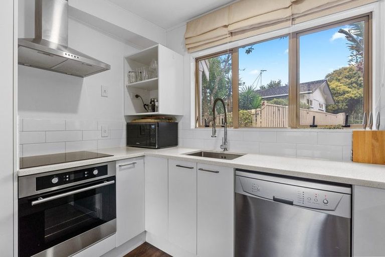 Photo of property in 8a Aplin Place, Birkdale, Auckland, 0626